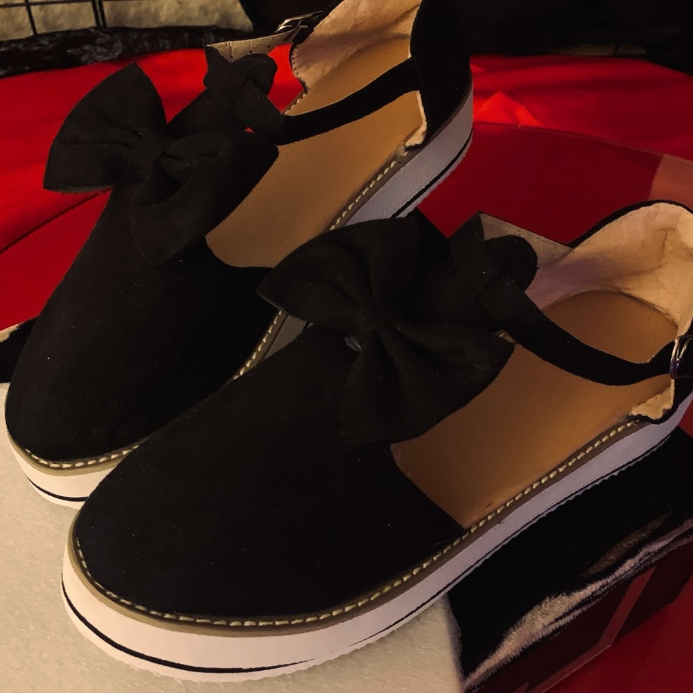 Black sandals with black bow buckles around top fog foot never used Size 7 1/2